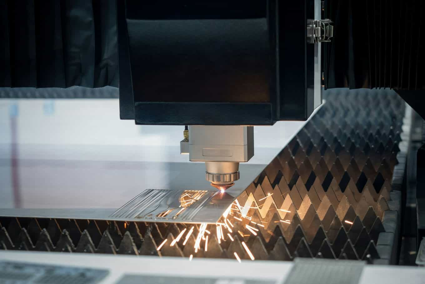 Laserowe cięcie stali a efektywność produkcji – jak technologia wpływa na jakość i koszty wykonania elementów
